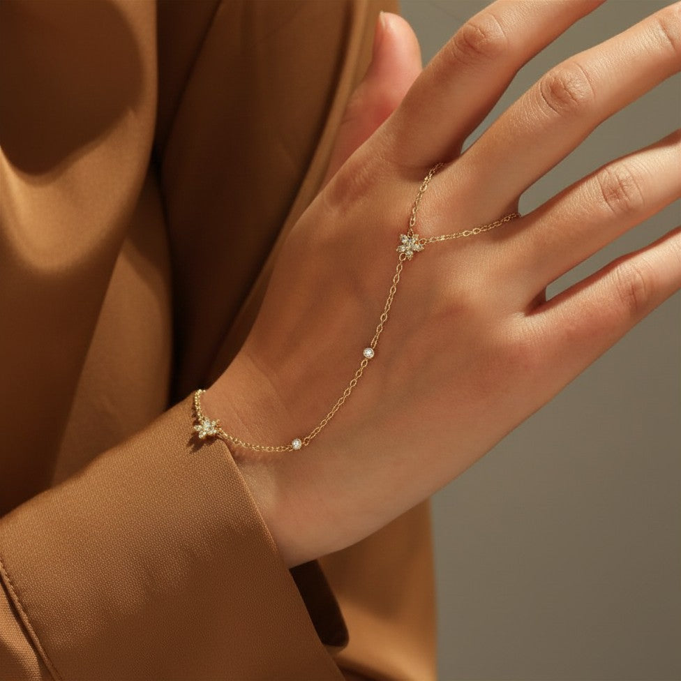 ELYA · La Main des Anges — Bracelet de Main Chaîne Dorée